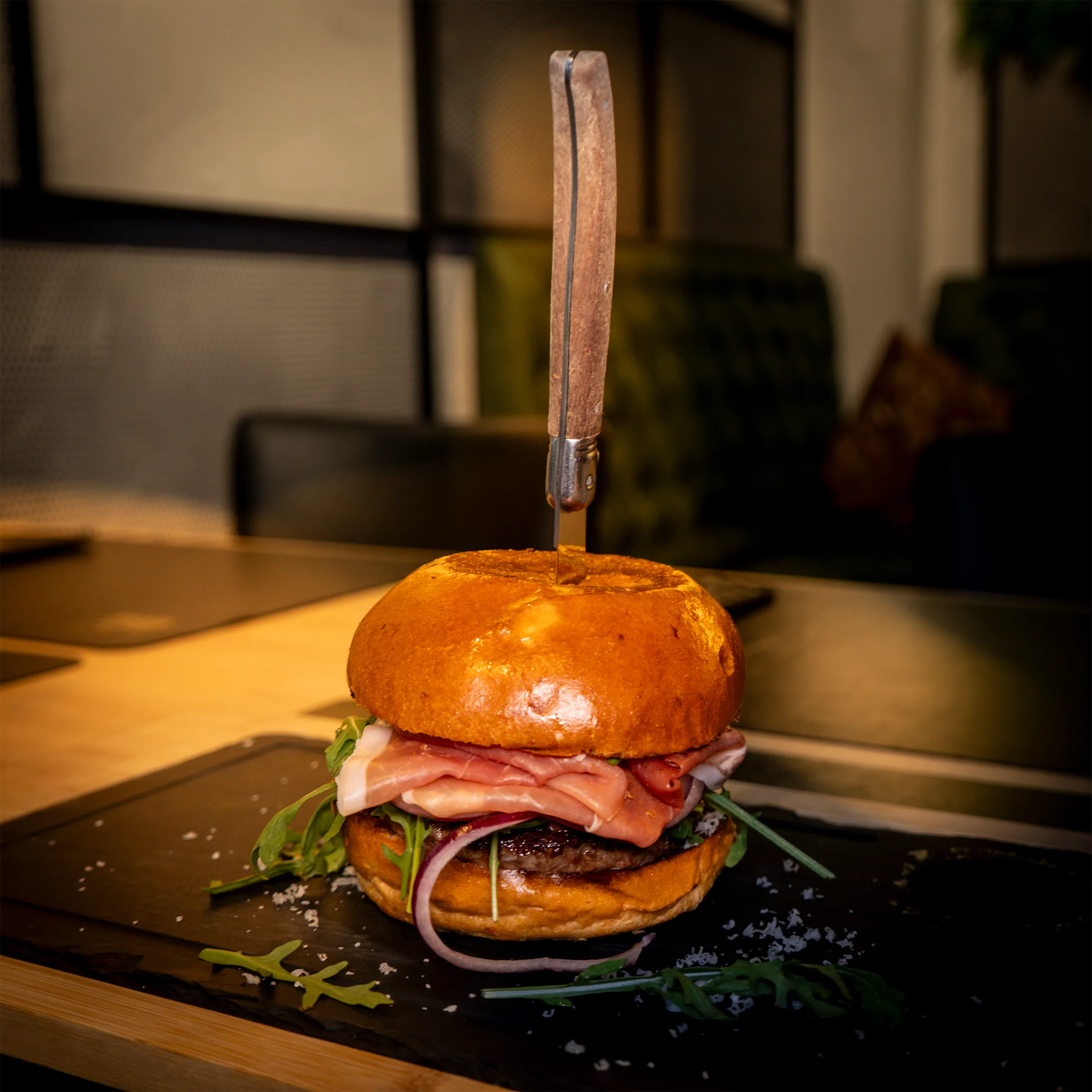 Burger mit Prosciutto, Rucola und roten Zwiebeln im EastSide Grill Wörgl_ Burger mit Prosciutto, Rucola und roten Zwiebeln im EastSide Grill Wörgl