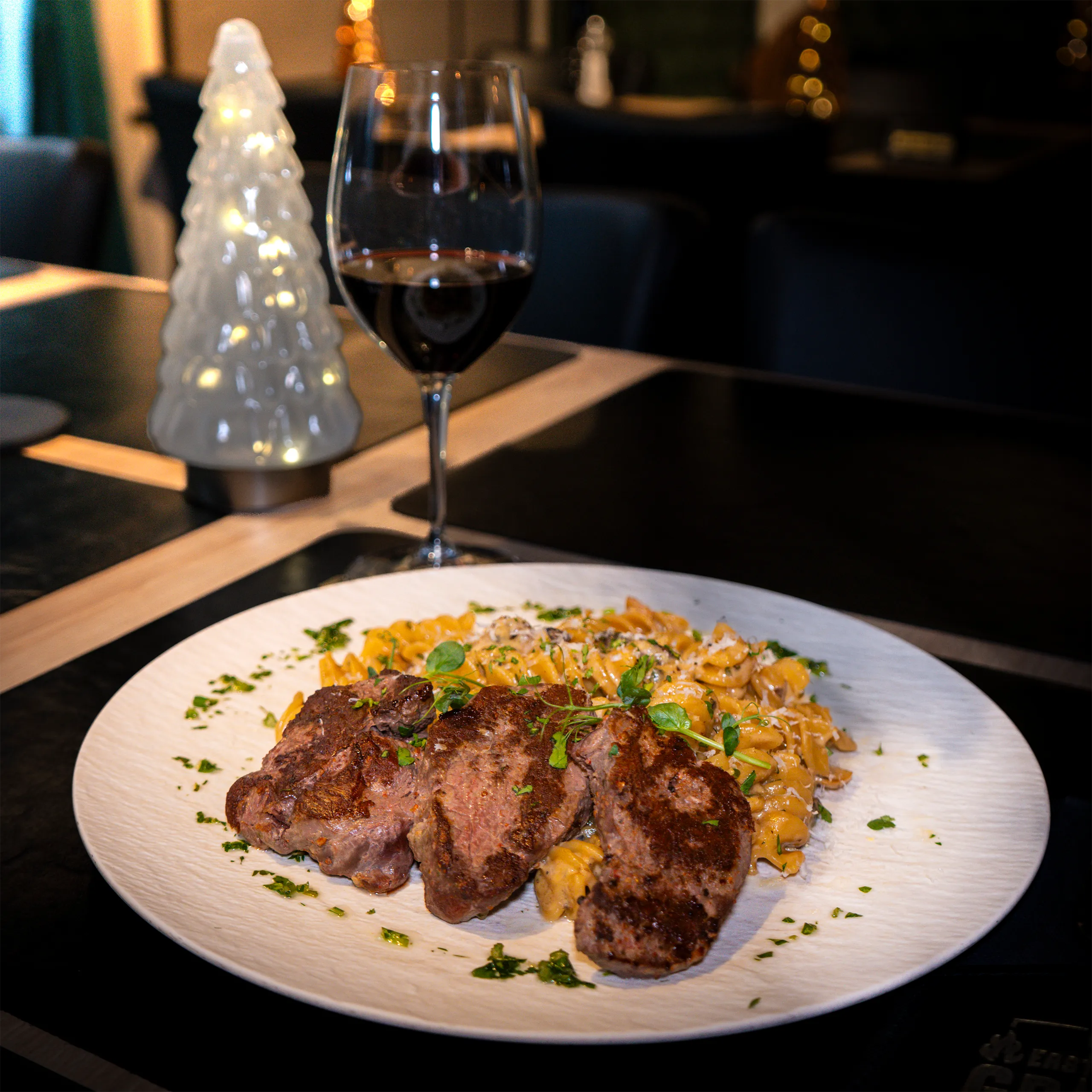Gegrilltes Fleisch mit cremiger Pastaund Rotwein im EastSide Grill Wörgl Gegrilltes Fleisch mit cremiger Pasta und Rotwein im EastSide Grill Wörgl